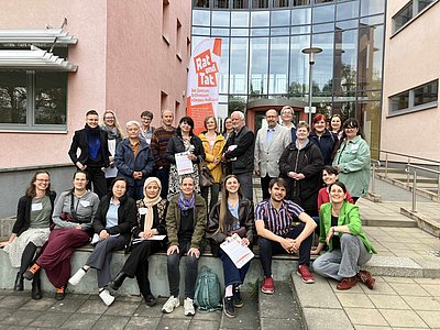 Gruppenbild mit Teilnehmenden auf einer Treppe